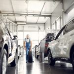 Mecânico verificando sistema de injeção eletrônica