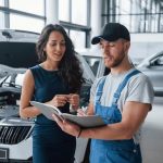 Cliente assinando documentos na compra de seminovo