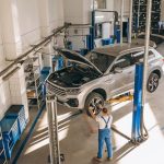 Mecânico verificando versão e equipamentos do veículo