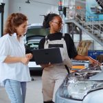Engenheiro inspeccionando alinhamento e geometria do carro