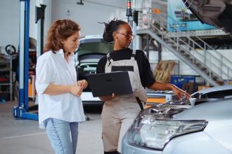 Engenheiro inspeccionando alinhamento e geometria do carro