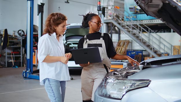 Engenheiro inspeccionando alinhamento e geometria do carro